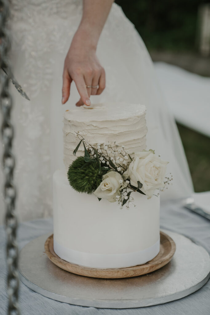 witte bruidstaart met verse bloemen
